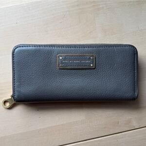 Marc by Marc Jacobs Grey Pebbled Leather Zip Wallet, Classic Designer Zip-Around